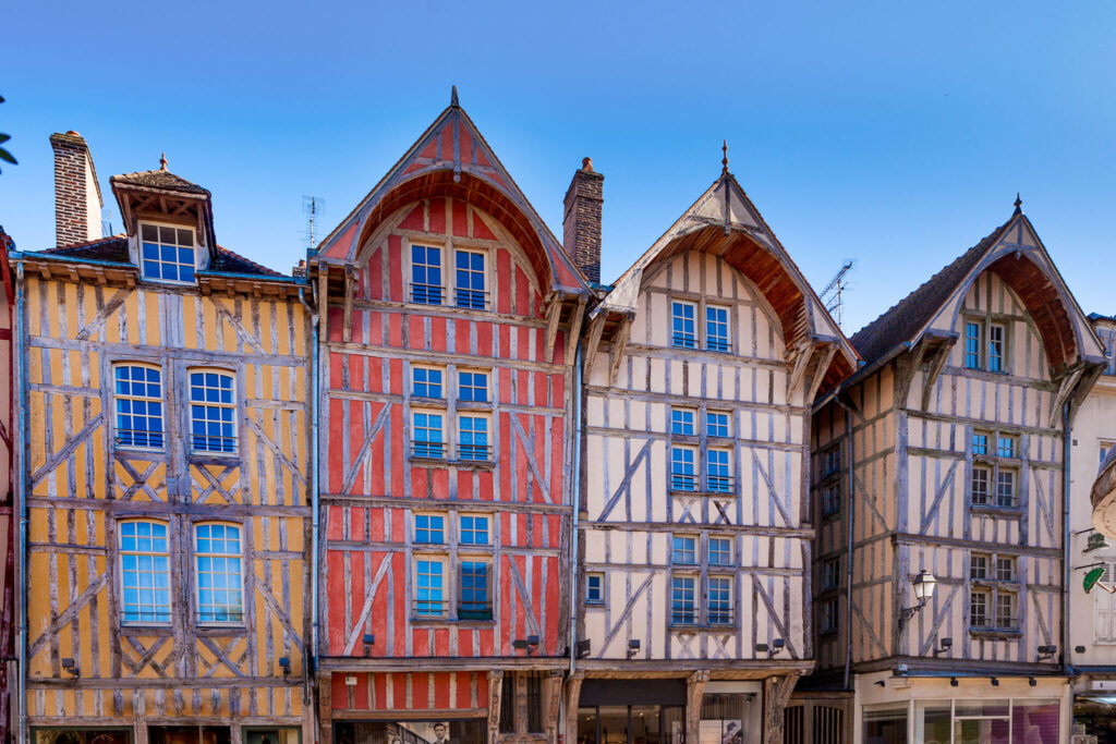 Ruelle médiévale et maisons à pans de bois dans le centre historique de Troyes