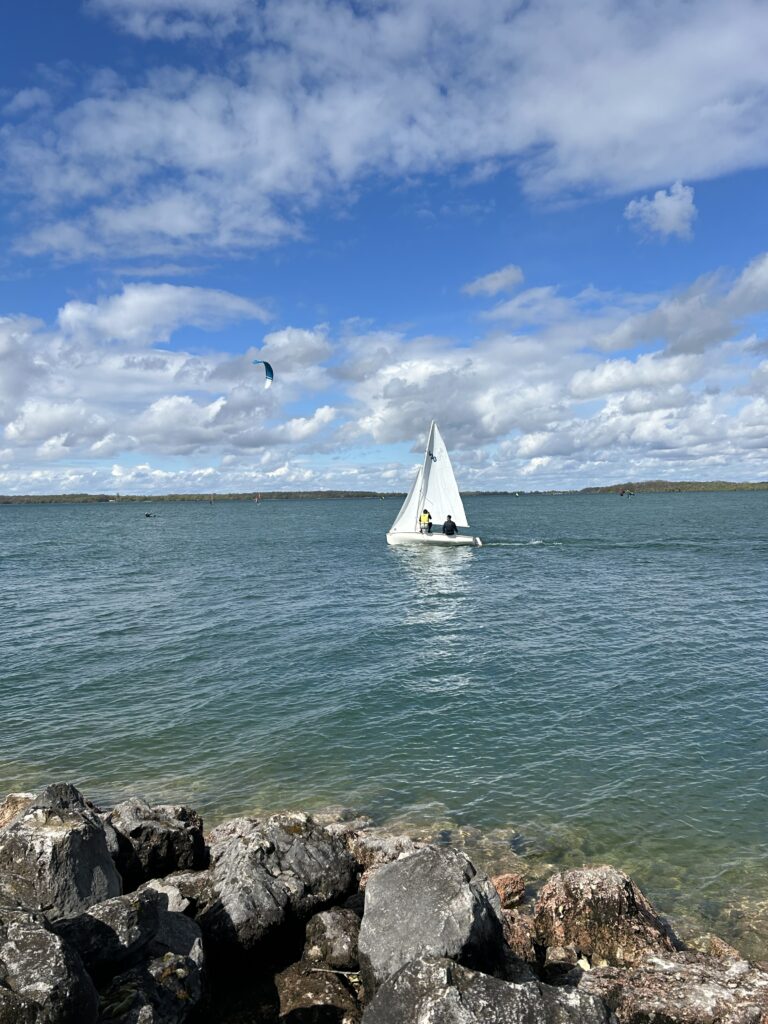 Un voilier sur le lac d'Orient, proche de Troyes